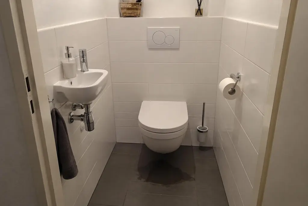 Lekdetectie Vlaardingen – natte vloer bij een toilet
