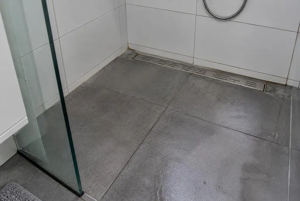 Lekdetectie Vlaardingen – lekkende inloopdouche met natte voegen