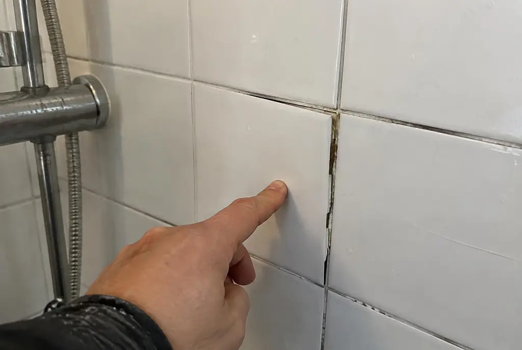 Lekdetectie Vlaardingen – losse, holle badkamertegels door een lekkage