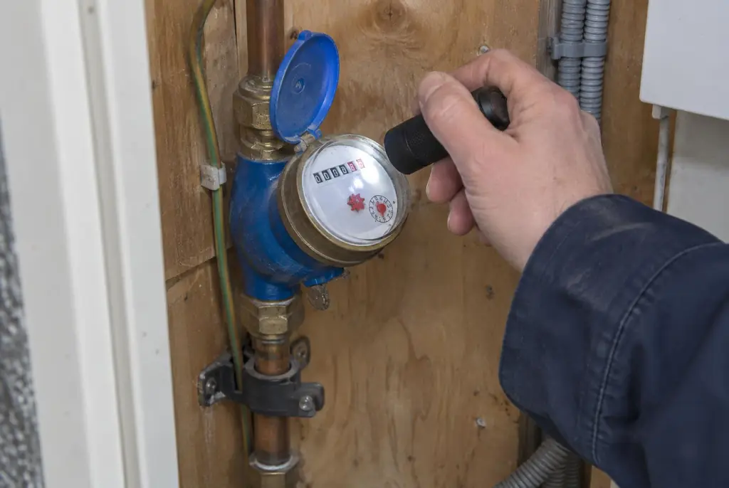 Lekdetectie Vlaardingen – watermeter in de meterkast controleren met een zaklamp